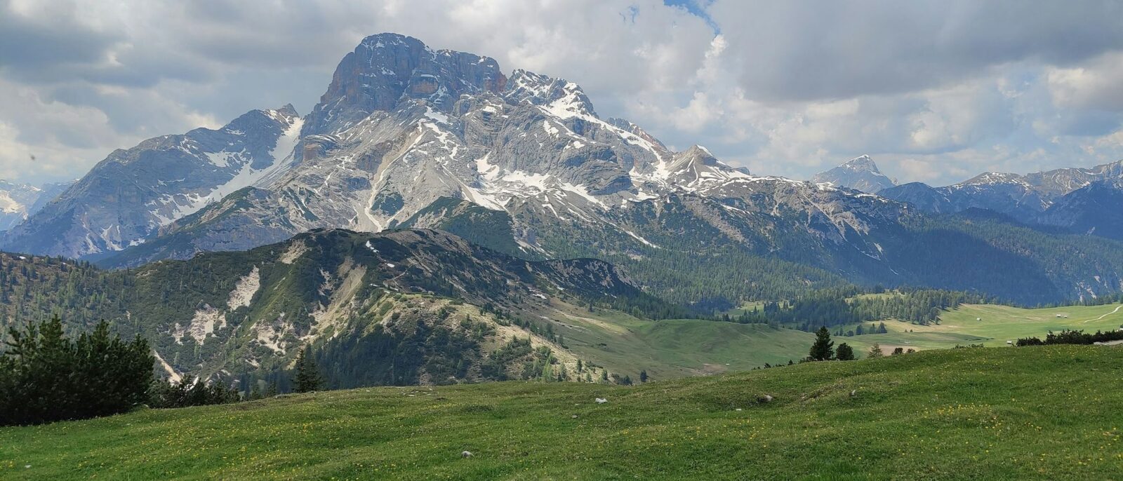 Prato d'alta quota con una grande cima rocciosa sullo sfondo