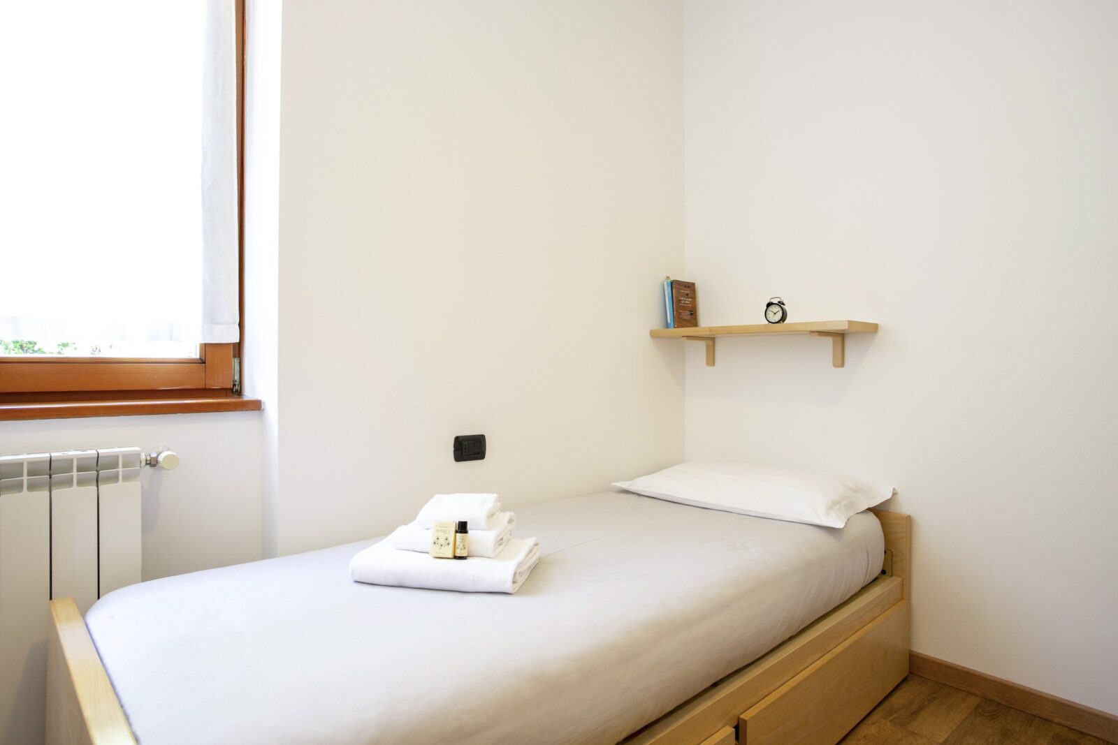Letto singolo con mensola