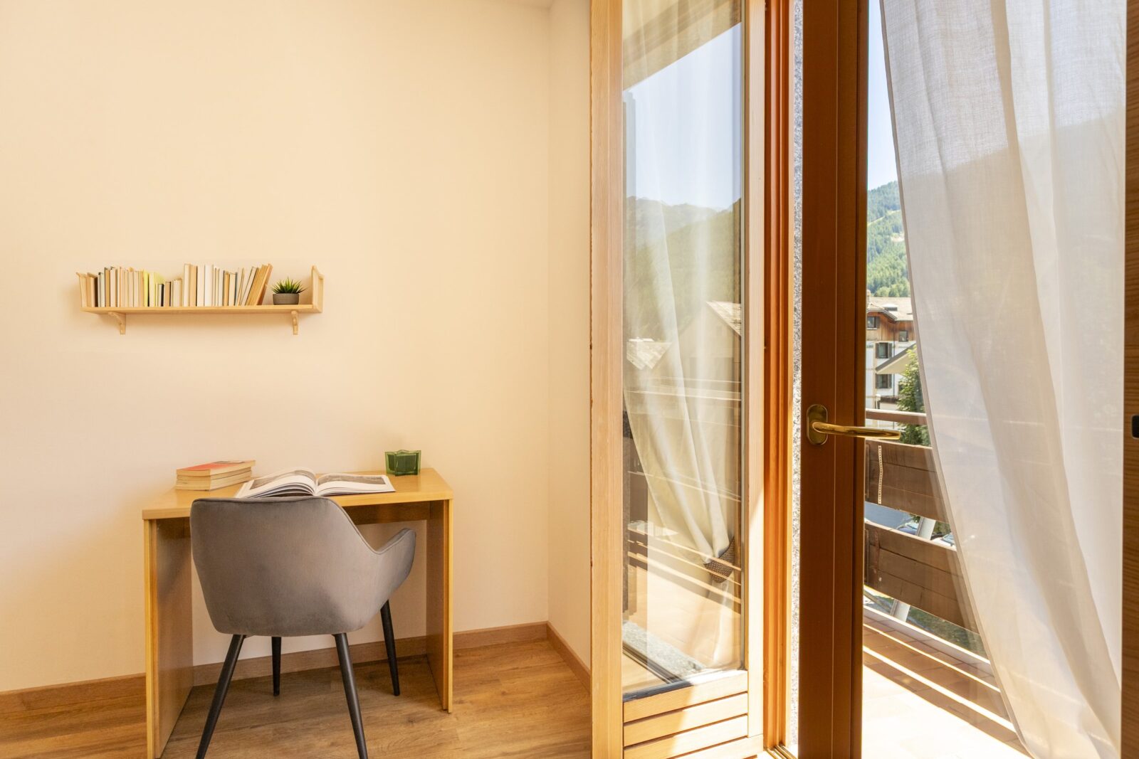Scrivania accanto alla porta del balcone