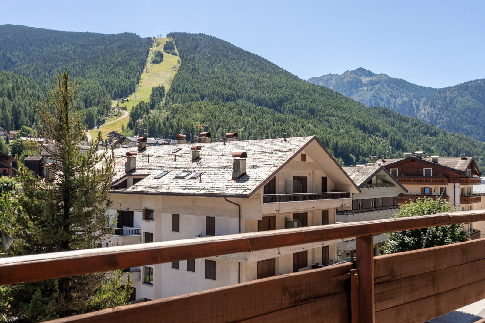 Vista dal balcone sulle montagne e sulle piste di Aprica