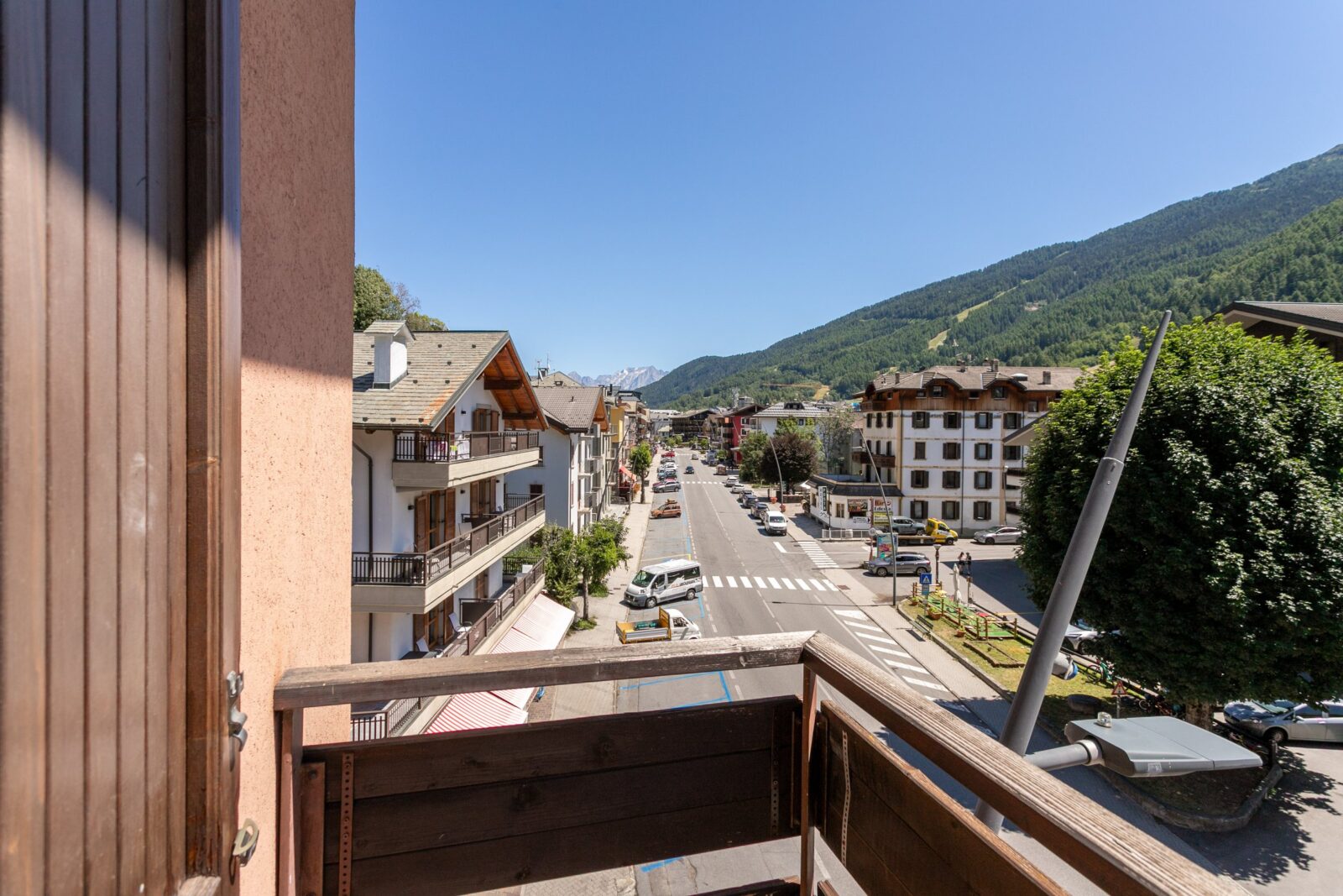 Vista dal balcone sulla via principale di Aprica
