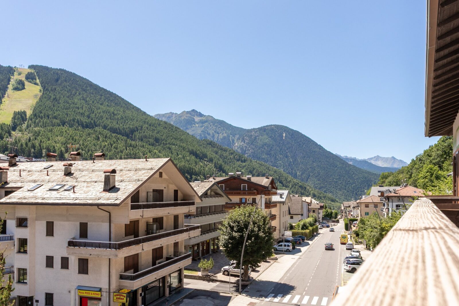 Vista su Aprica e sulle montagne